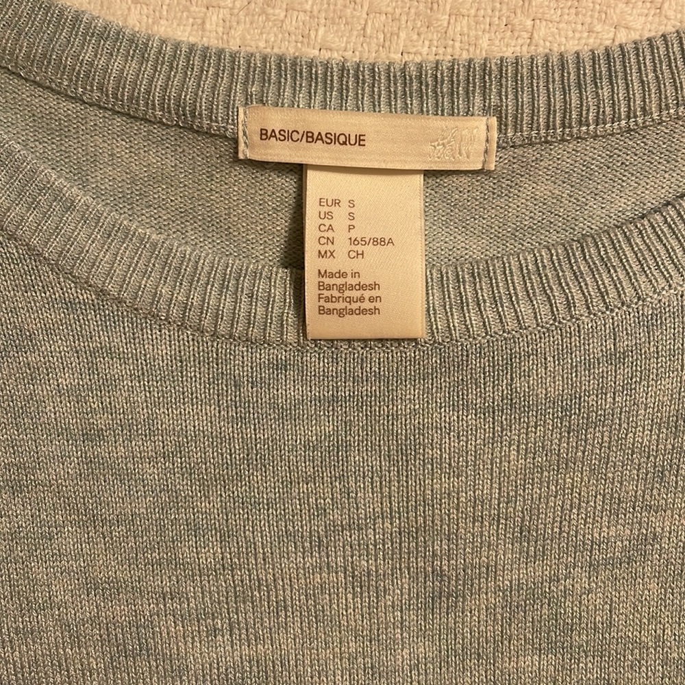 H&M sweater - Picture 2 of 2
